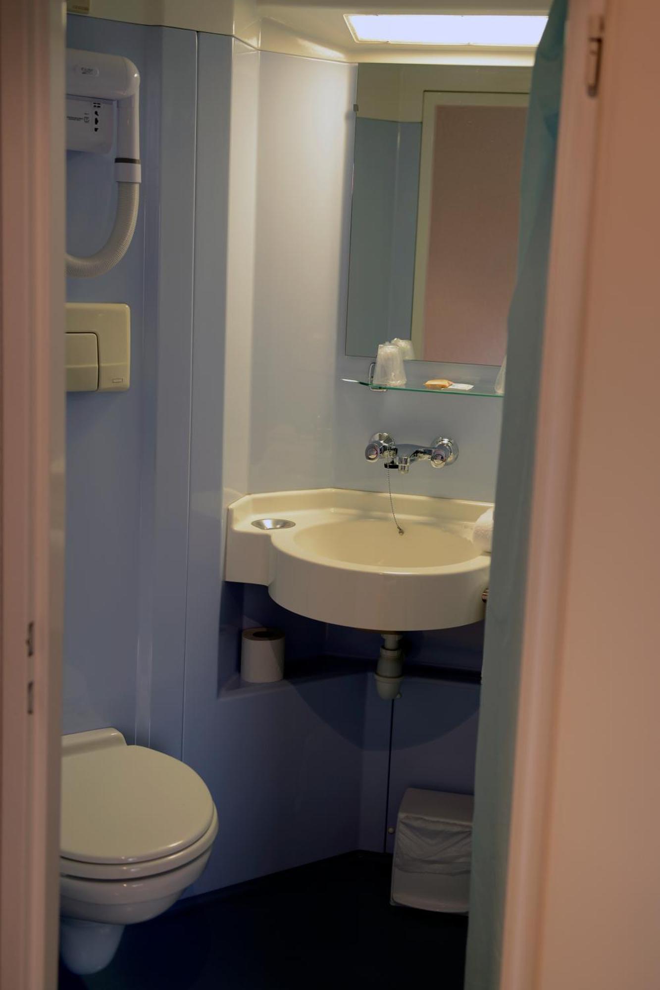 Lac'Hotel France Montreal La Cluse Экстерьер фото